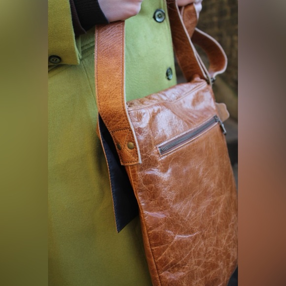 Odilynch Tan Leather Flapover Crossbody, Messenger Bag, Brass Push Lock Closure - Picture 4 of 16